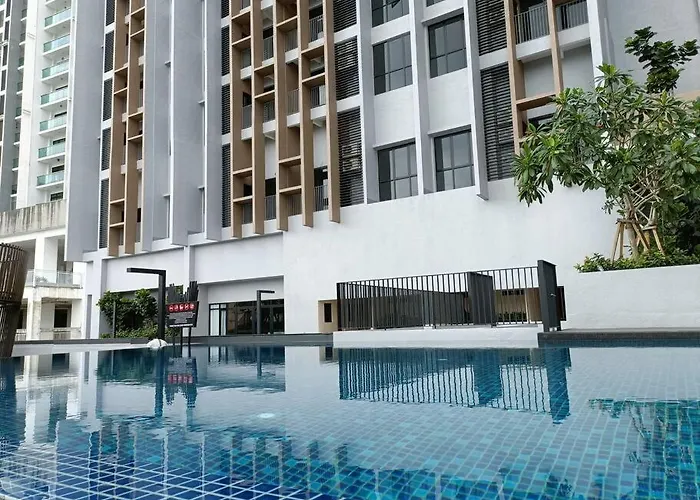 Cozy Sky Trees With Balcony, Smart Tv , Aeon & Pool