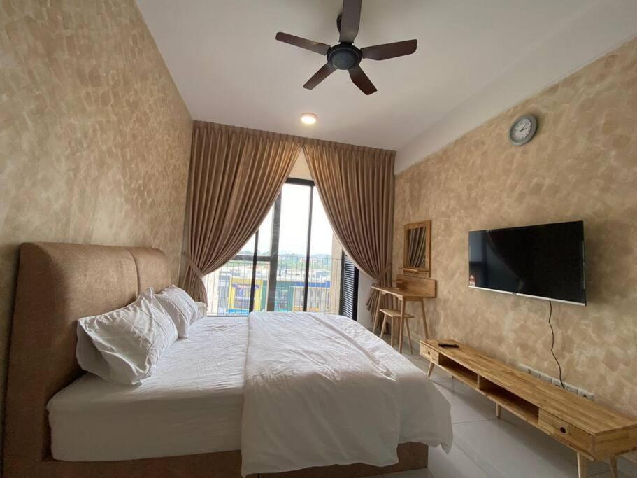 Cozy Sky Trees With Balcony, Smart Tv , Aeon & Pool Apartment *