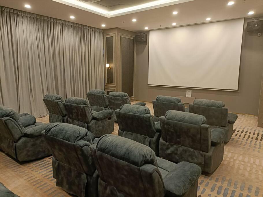 Apartment Cozy Sky Trees With Balcony, Smart Tv , Aeon & Pool *
