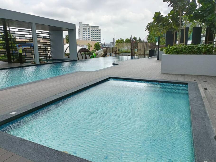 Apartment Cozy Sky Trees With Balcony, Smart Tv , Aeon & Pool