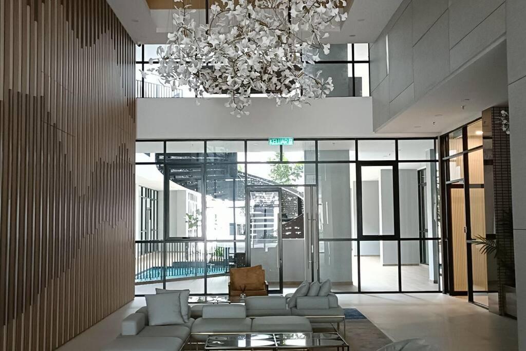 Cozy Sky Trees With Balcony, Smart Tv , Aeon & Pool Apartment *