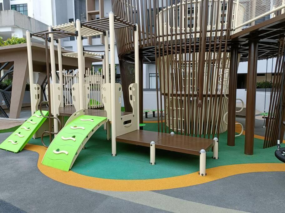 Cozy Sky Trees With Balcony, Smart Tv , Aeon & Pool Apartment Johor Bahru