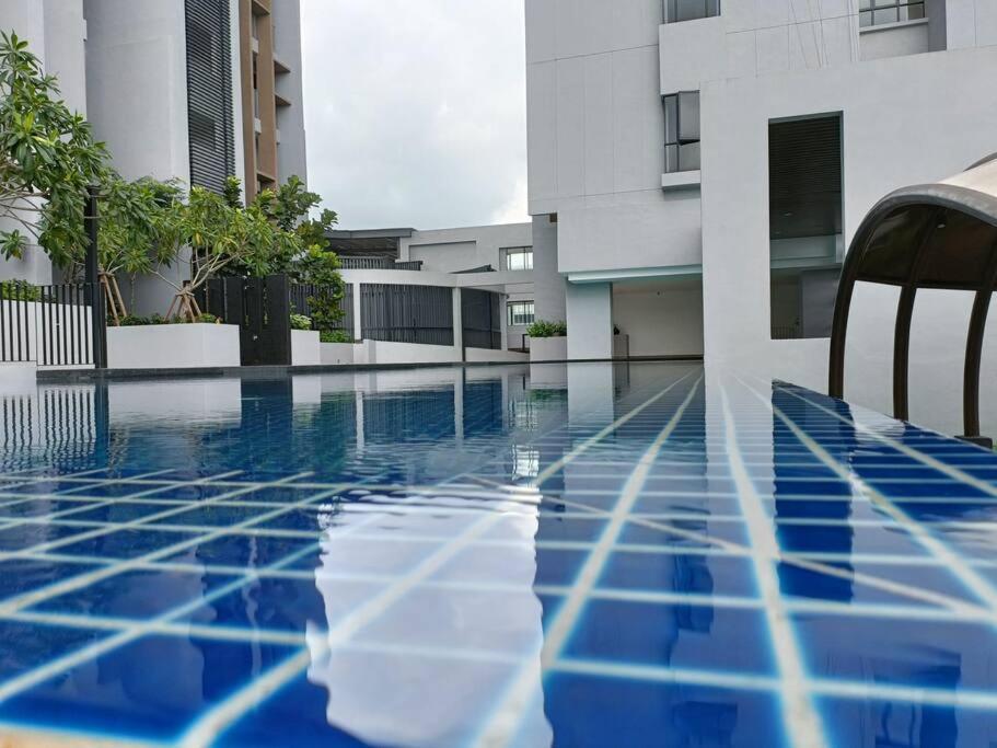 Apartment Cozy Sky Trees With Balcony, Smart Tv , Aeon & Pool Johor Bahru