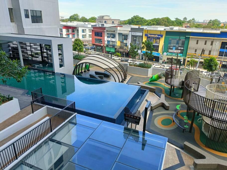 Cozy Sky Trees With Balcony, Smart Tv , Aeon & Pool *