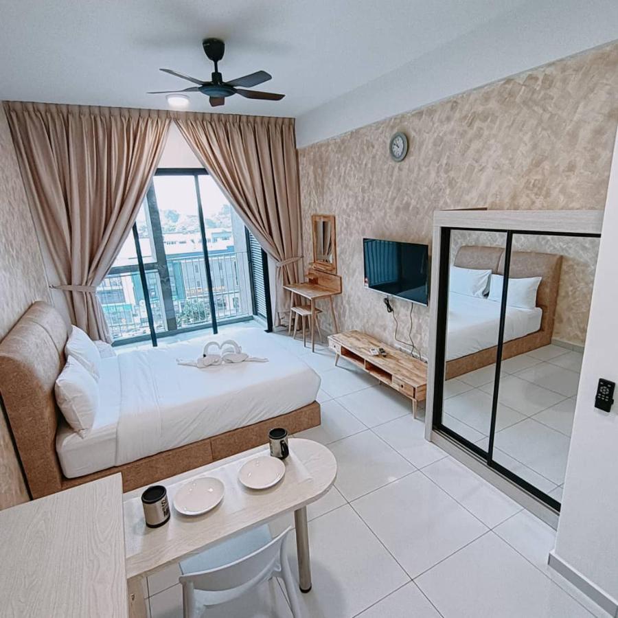 Cozy Sky Trees With Balcony, Smart Tv , Aeon & Pool * Johor Bahru